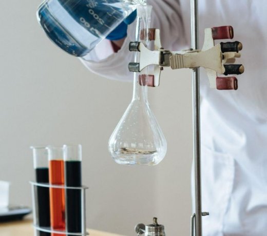 Naczynia laboratoryjne – szkło niezbędne w każdym laboratorium