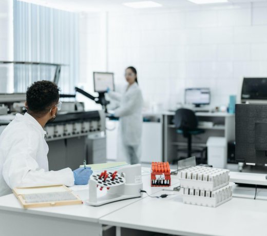 Homogenizatory laboratoryjne – dlaczego są niezbędne podczas prac badawczych?